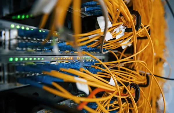 Nahaufnahme Von Internetgeräten Und Kabeln Serverraum — Stockfoto