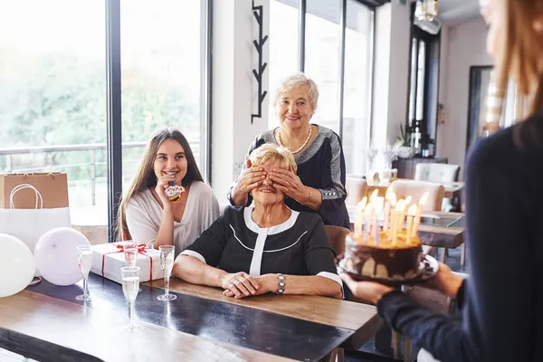 Mulher Sênior Com Família Amigos Comemorando Aniversário Dentro Casa — Fotografia de Stock