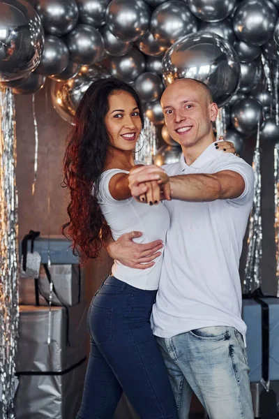 Pareja Está Habitación Decorada Navidad Divertirse Bailar Celebrando Año Nuevo —  Fotos de Stock