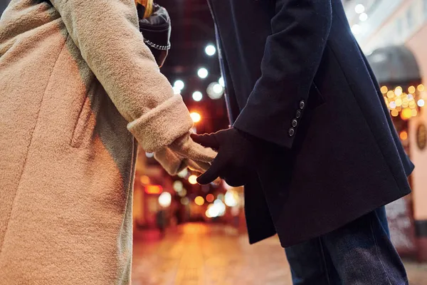 Vue Rapprochée Jeune Couple Vêtements Chauds Qui Est Sur Rue — Photo