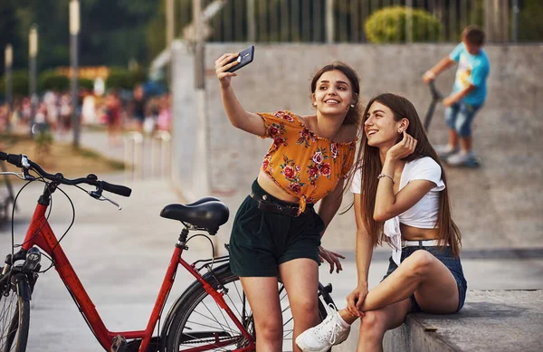 Haciendo Una Selfie Dos Mujeres Jóvenes Con Bicicleta Pasar Buen — Foto de Stock