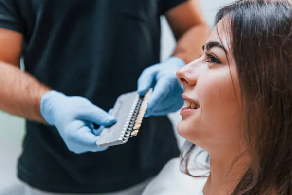 Mujer Adulta Joven Tiene Una Visita Clínica Del Dentista Concepción — Foto de Stock