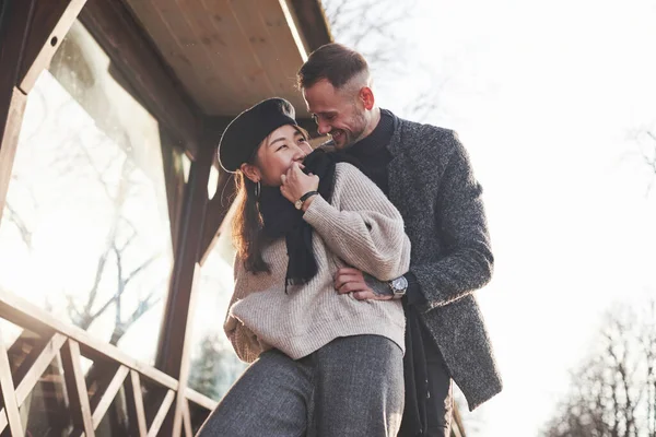 在城市里 快乐的多种族夫妇在户外拥抱对方 亚洲女孩和她的高加索男友 — 图库照片