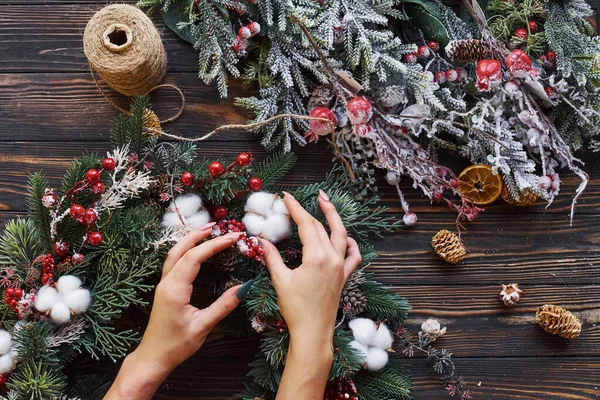 Frau Kümmert Sich Schmuck Blick Von Oben Auf Weihnachtliche Festumrahmung — Stockfoto