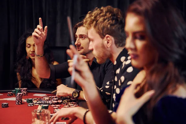 Med Glas Att Dricka Grupp Eleganta Ungdomar Som Spelar Poker — Stockfoto
