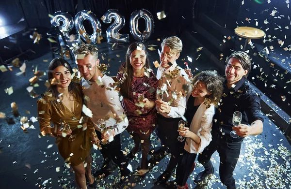 Конфетти Воздухе Веселая Группа Людей Напитками Руках Празднует Новый 2020 — стоковое фото