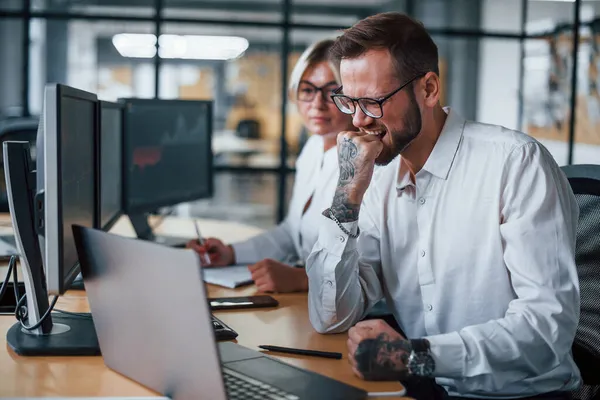 Orolig Ansiktsuttryck Två Börsmäklare Formella Kläder Arbetar Kontoret Med Finansmarknaden — Stockfoto