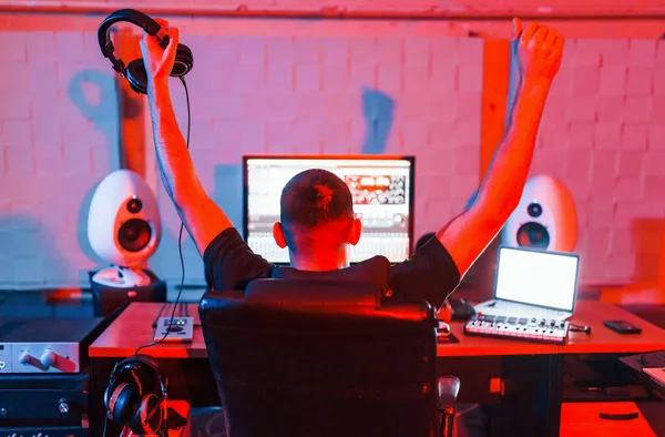 Ljudtekniker Som Arbetar Och Blandar Musik Inomhus Studion — Stockfoto