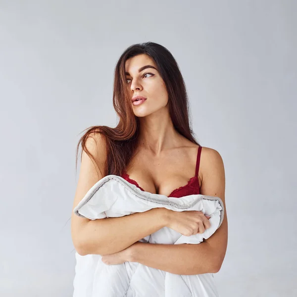 Donna Biancheria Intima Rossa Che Copre Suo Corpo Asciugamano Studio — Foto Stock