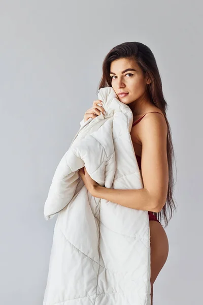 Donna Che Copre Suo Corpo Asciugamano Studio Sullo Sfondo Bianco — Foto Stock
