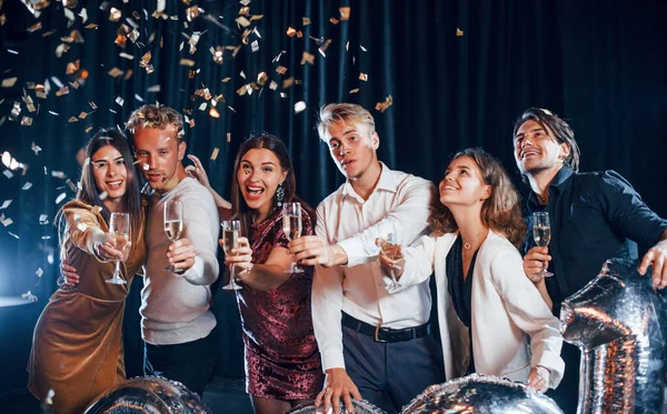 Confetti Está Grupo Amigos Alegres Que Celebram Ano Novo Casa — Fotografia de Stock