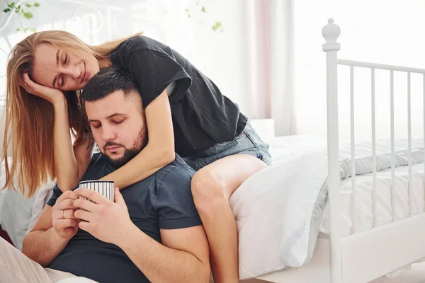 Genç Evli Çiftin Gündüz Vakti Yatak Odasında Boş Vakitleri Olur — Stok fotoğraf
