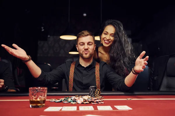 Elegante Joven Con Mujer Delante Está Sentado Celebrando Vitalidad Casino — Foto de Stock