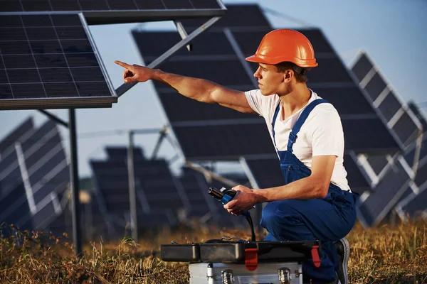 Met Behulp Van Speciale Apparatuur Mannelijke Werker Blauw Uniform Buiten — Stockfoto