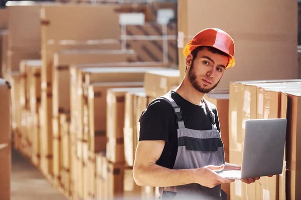 Opslagmedewerker Uniform Modern Laptop Handen Controleert Productie — Stockfoto