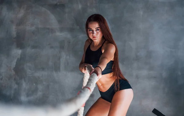 Giovane Donna Fitness Con Tipo Sottile Corpo Abiti Sportivi Neri — Foto Stock
