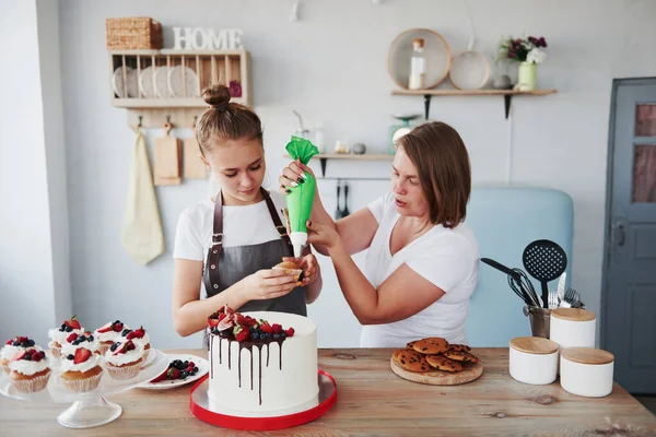 Due Donne Che Preparano Deliziosi Dolci Cucina Insieme — Foto Stock