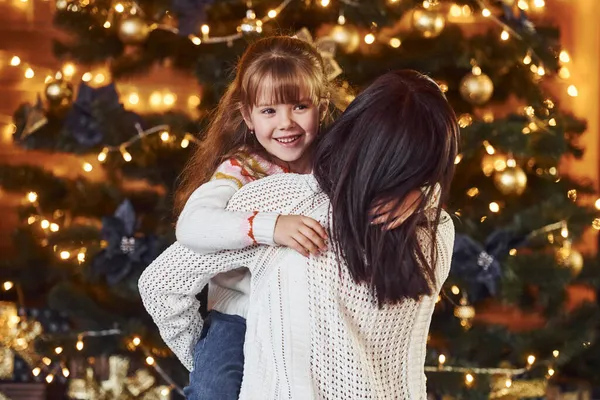 Мать Обнимает Свою Маленькую Дочь Рождественской Украшенной Комнате — стоковое фото
