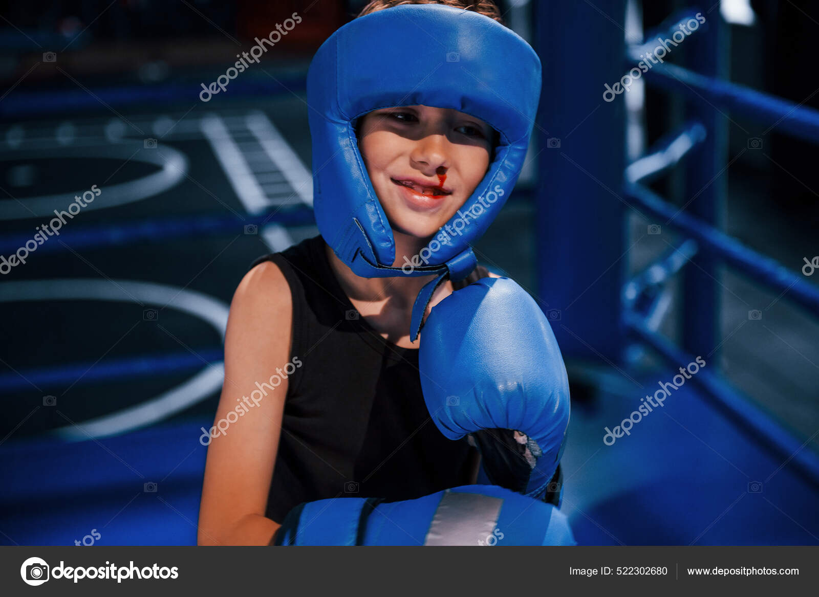 Nino Ropa Protectora Con Sangrado Nasal Entrenando Ring Boxeo Foto de stock 522302680 myronstandret
