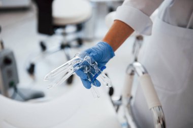 Spekulum enstrüman tutan kadın doktor ellerine yakından bakın..
