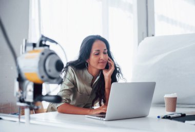 Laptop kullanıyorum. Güzel bayan işçi dikiş fabrikasında..