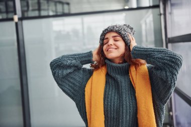 Sarı eşarplı, sıcak elbiseli, güzel, neşeli bir kız..