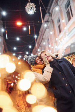 Sevimli genç kız, erkek arkadaşına sürpriz yaparak arkasından yürür..