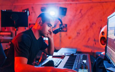 Profesyonel ses mühendisi stüdyoda müzik yapıyor..