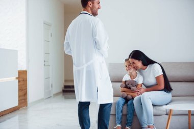 Anne ve tatlı kızı kliniği ziyaret ediyor. Doktoru dinliyorum..