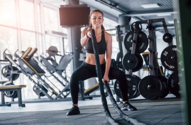 Spor elbiseli genç kız gündüz spor salonunda..