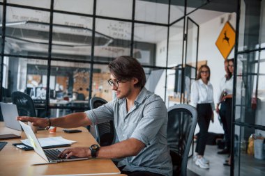 Resmi giyinmiş bir grup insan ofisten dışarı çıkıyor..