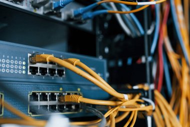 Sunucu odasındaki internet ekipman ve kablolarının görüntüsünü kapat.