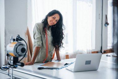 Kameraya bak. Güzel bayan işçi dikiş fabrikasında..