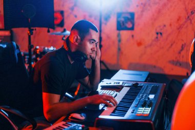 Stüdyoda çalışan ve müziği karıştıran ses mühendisi.