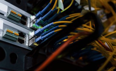 Sunucu odasındaki internet ekipman ve kablolarının görüntüsünü kapat.