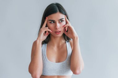 İç çamaşırlı güzel esmer kız stüdyoda beyaz arka planda..