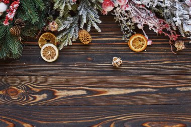 Yeşil köknar dalları. Yeni yıl süslemeleri ile noel şenliği çerçevesinin en üst görünümü.