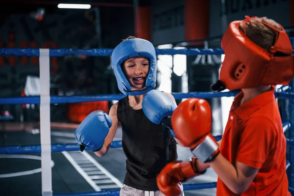 Dos Chicos Equipo Protección Tienen Combate Lucha Ring Boxeo — Foto de Stock