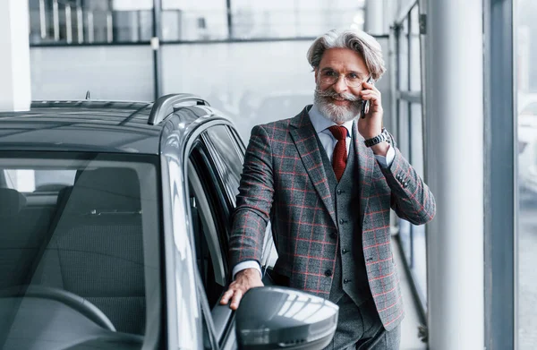 Hombre Negocios Senior Traje Corbata Con Pelo Gris Barba Pie — Foto de Stock