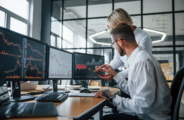 Due Agenti Cambio Abiti Formali Lavorano Ufficio Con Mercato Finanziario — Foto Stock