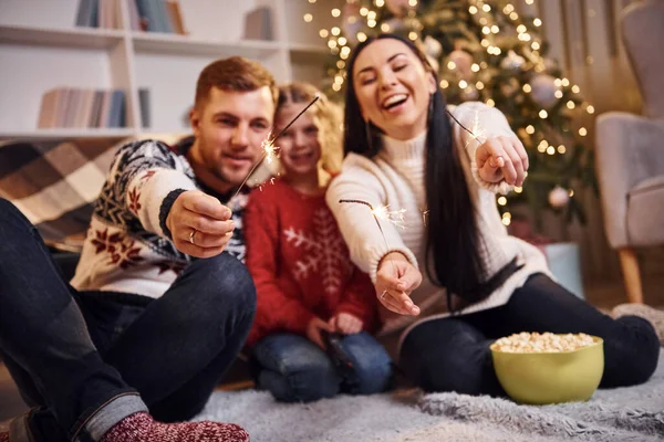 Gelukkig Gezin Binnen Kerst Ingerichte Kamer Veel Plezier Samen Vieren — Stockfoto