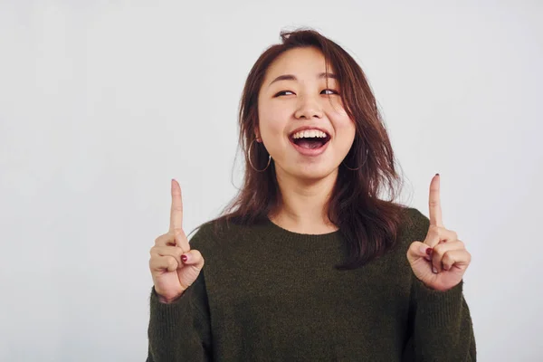Stüdyoda Beyaz Arka Plana Bakan Mutlu Asyalı Genç Kızın Portresi — Stok fotoğraf