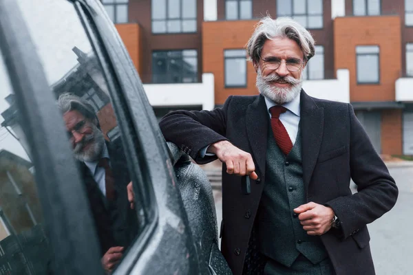 Modny Starszy Pan Siwymi Włosami Brodą Opierający Się Samochód Trzymający — Zdjęcie stockowe