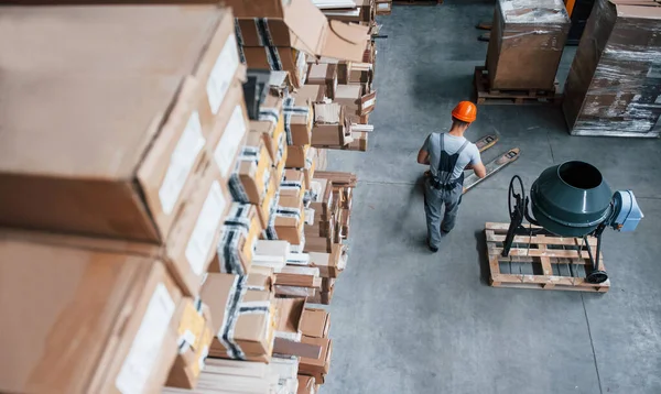 Bovenaanzicht Van Mannelijke Werknemer Magazijn Met Pallettruck — Stockfoto