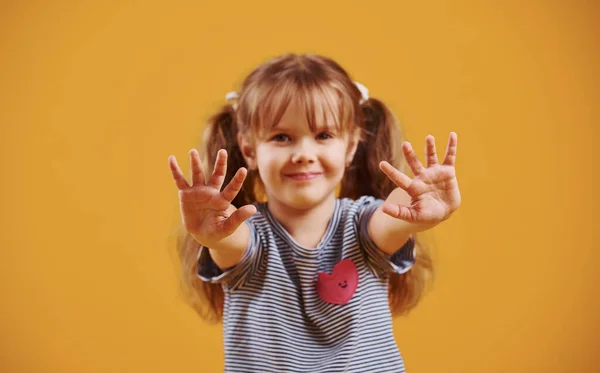 Cute Little Girl Casual Ubrania Studio Żółtym Tle — Zdjęcie stockowe