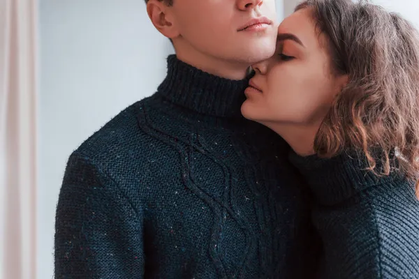 Bonito Jovem Casal Abraçando Uns Aos Outros Dentro Casa Estúdio — Fotografia de Stock