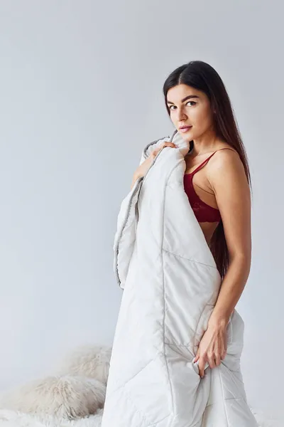 Frau Roter Unterwäsche Bedeckt Ihren Körper Studio Vor Weißem Hintergrund — Stockfoto