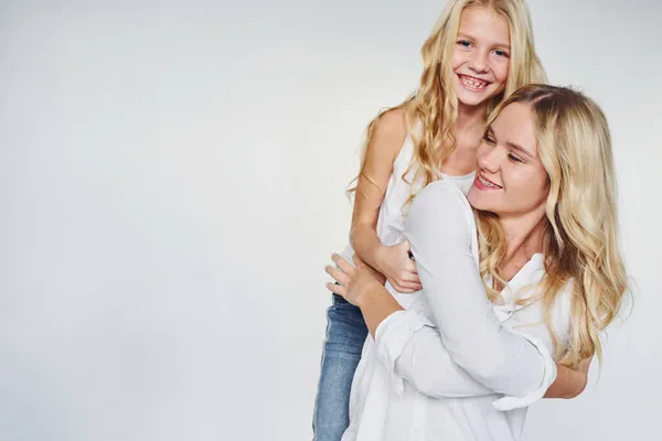 Mãe Com Sua Filha Divertir Juntos Estúdio Com Fundo Branco — Fotografia de Stock