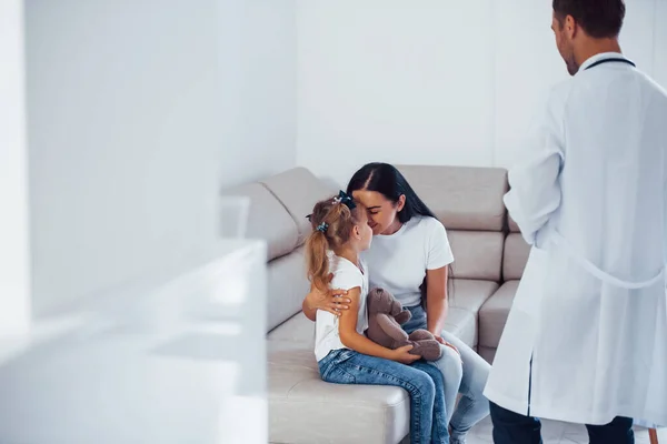 Moeder Met Haar Schattige Dochter Bezoek Kliniek Luisteren Naar Dokter — Stockfoto