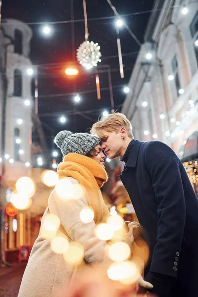 Giovane Coppia Abiti Caldi Baciare Sulla Strada Decorata Natale — Foto Stock